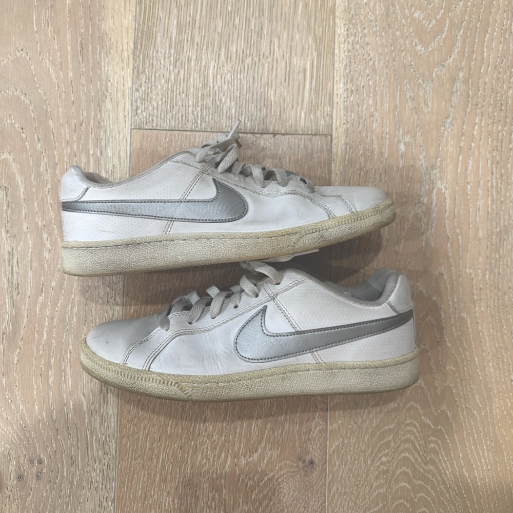 NIKE royal court classic. Rare color! Silver check women’s size 9